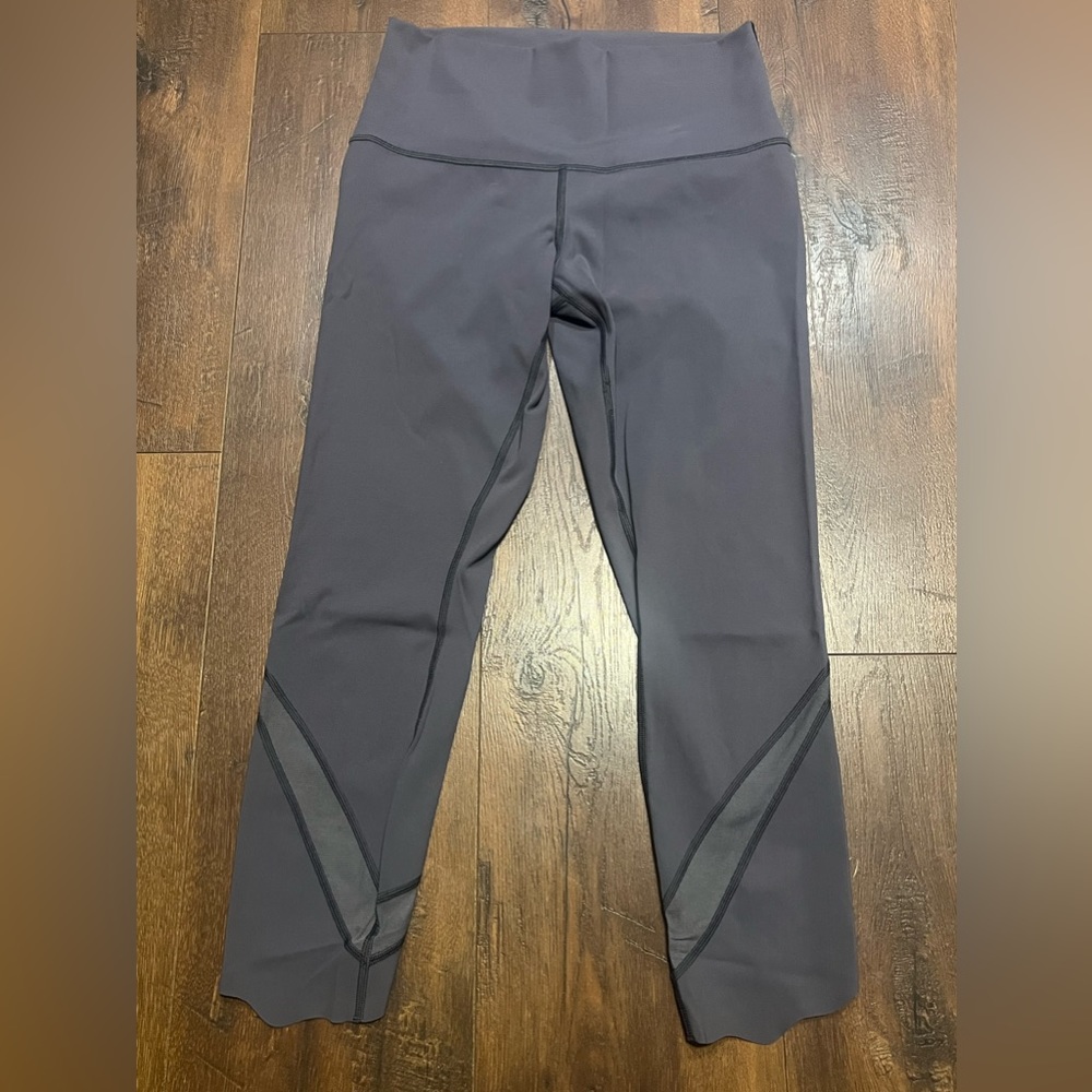 Lululemon Wunder Under Scalloped Capris lilac size 8 EUC